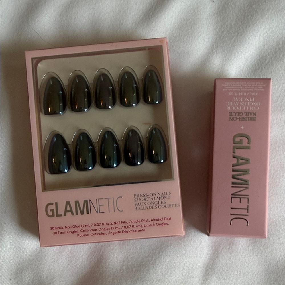 GLAMNETIC Black Press-On Short Almond Nails